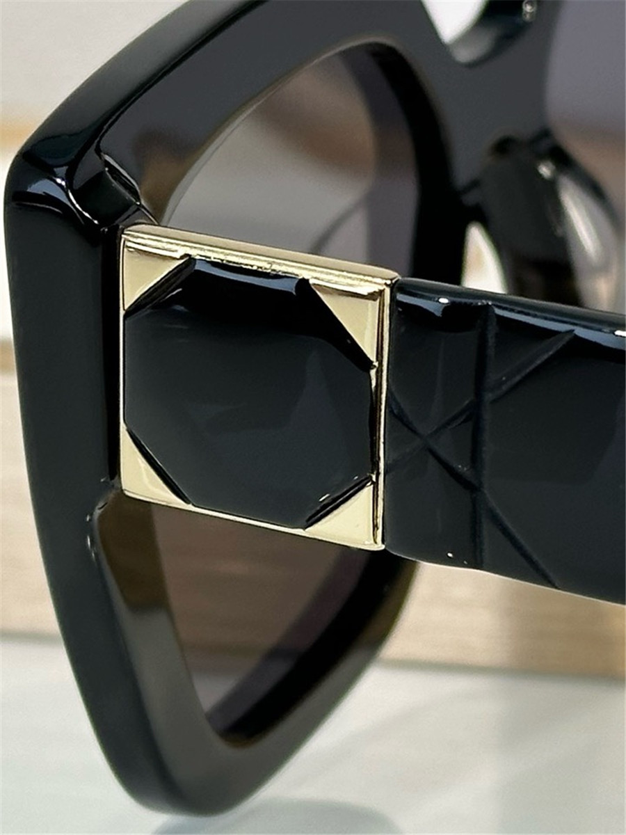 D10r lady fashion show sunglasses
