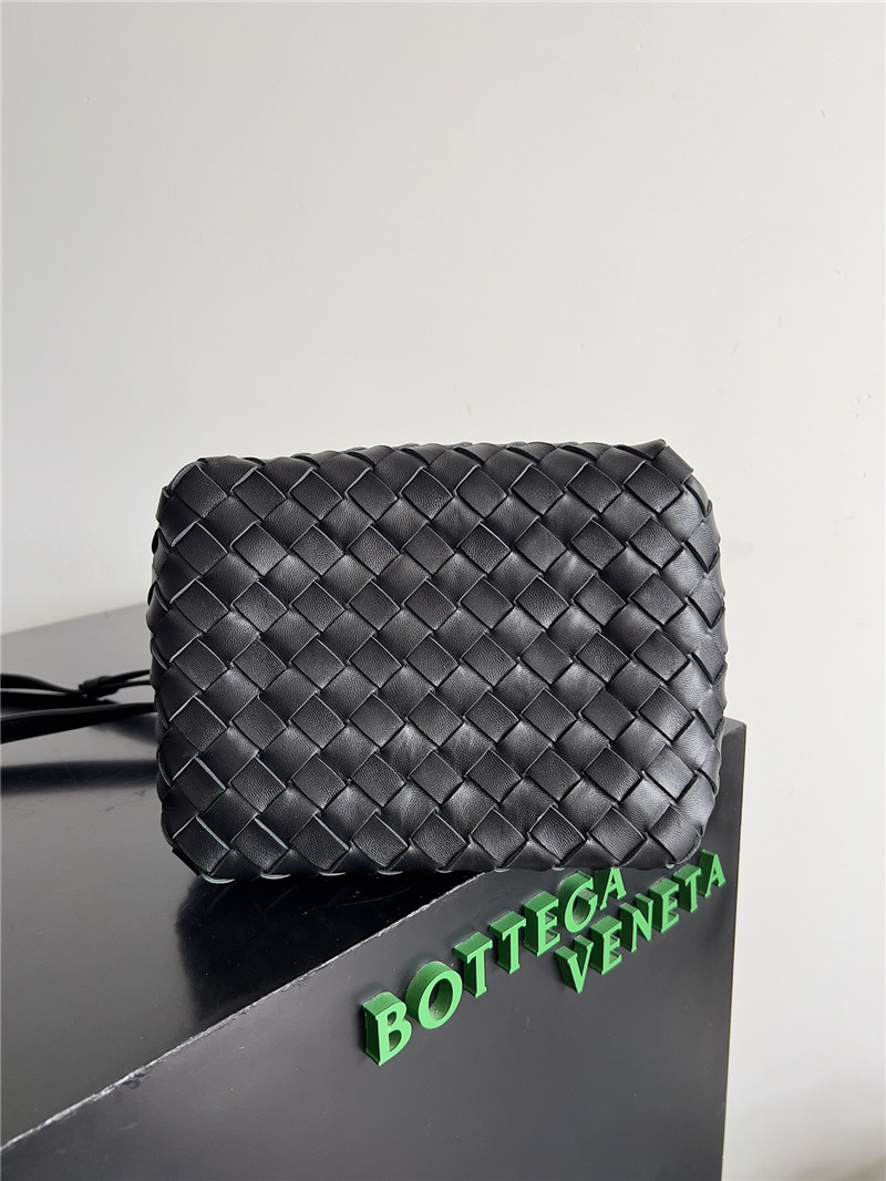 b0tt*ga Ven*ta small andiamo parachute bag in black