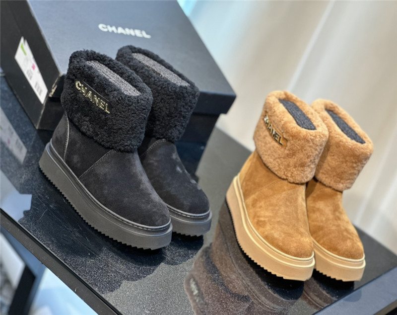 Ch**el brown suede snow boots