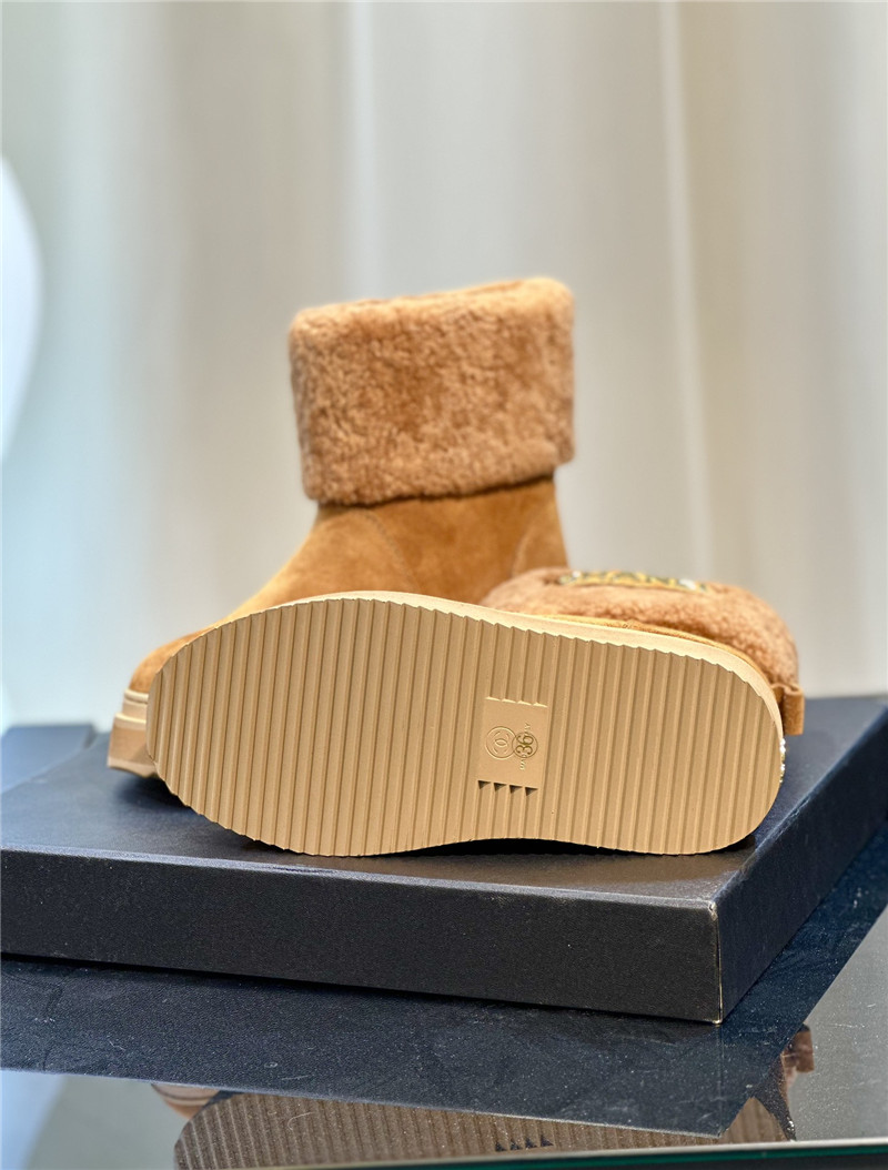 Ch**el brown suede snow boots
