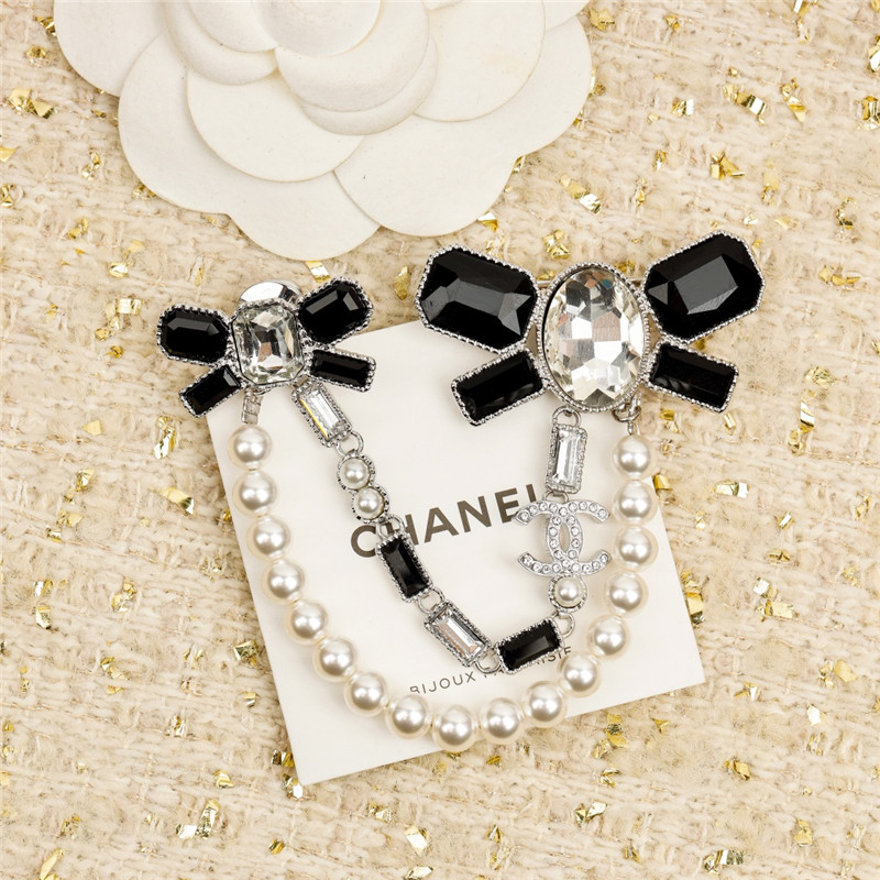 Ch**el bow double c brooch
