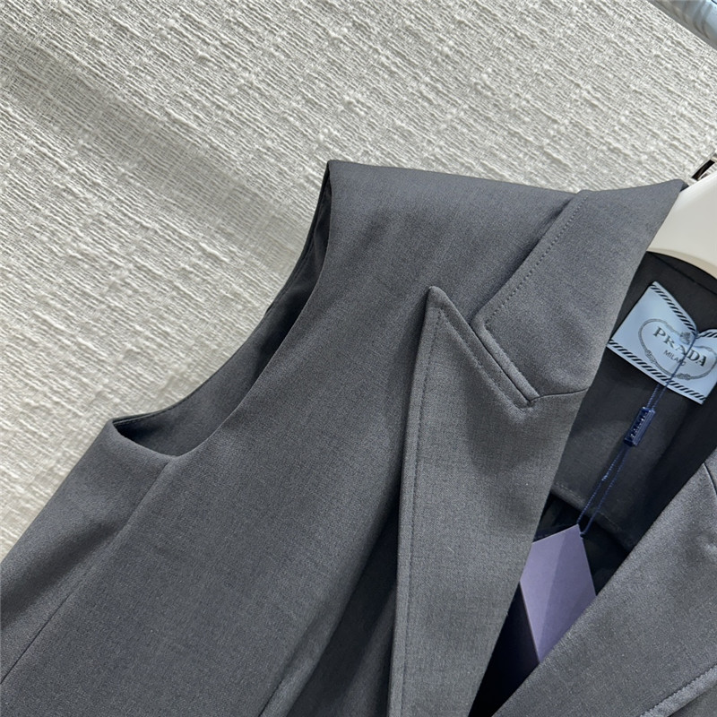 Pra*a premium gray vest shorts suit