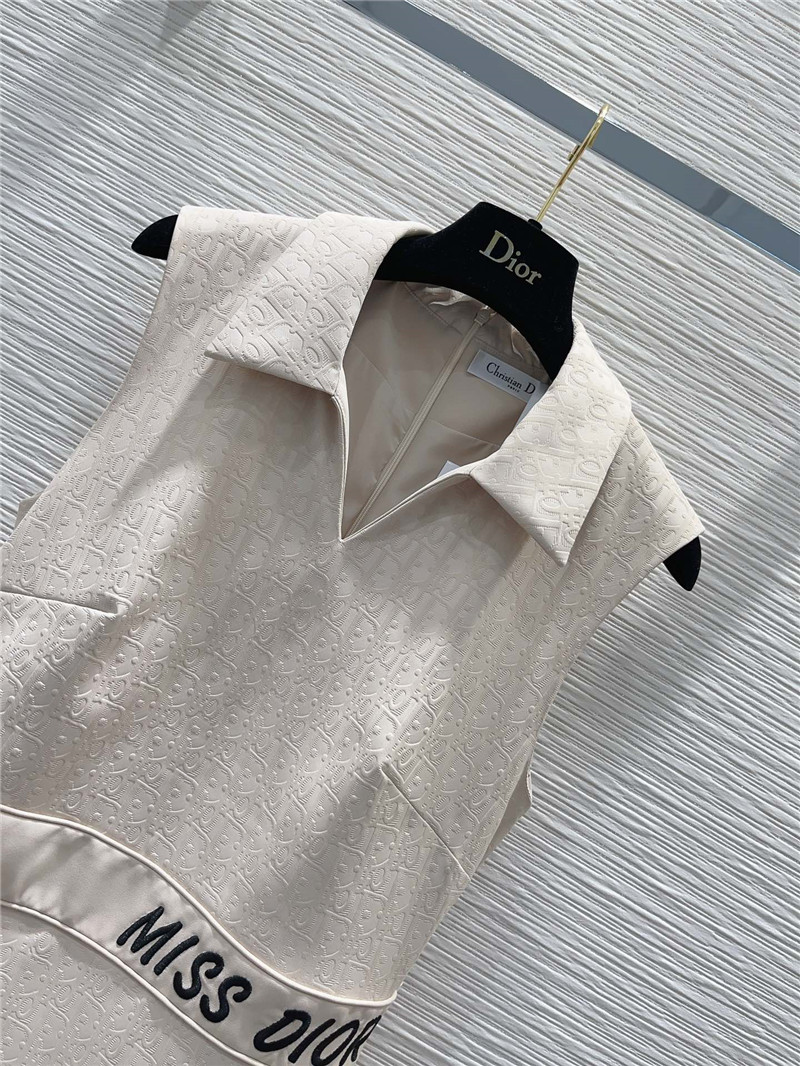 D10r vest dress