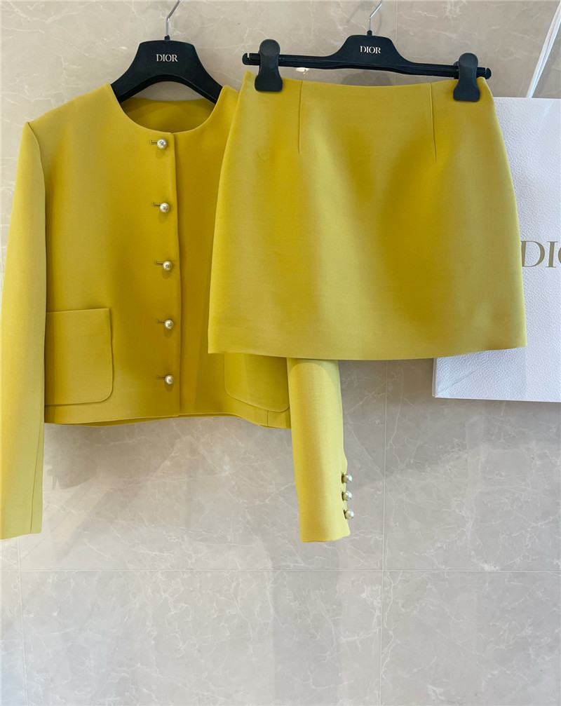 D10r orange suit