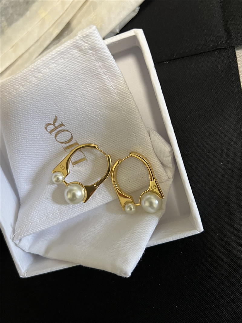 D10r large and small pearl earrings