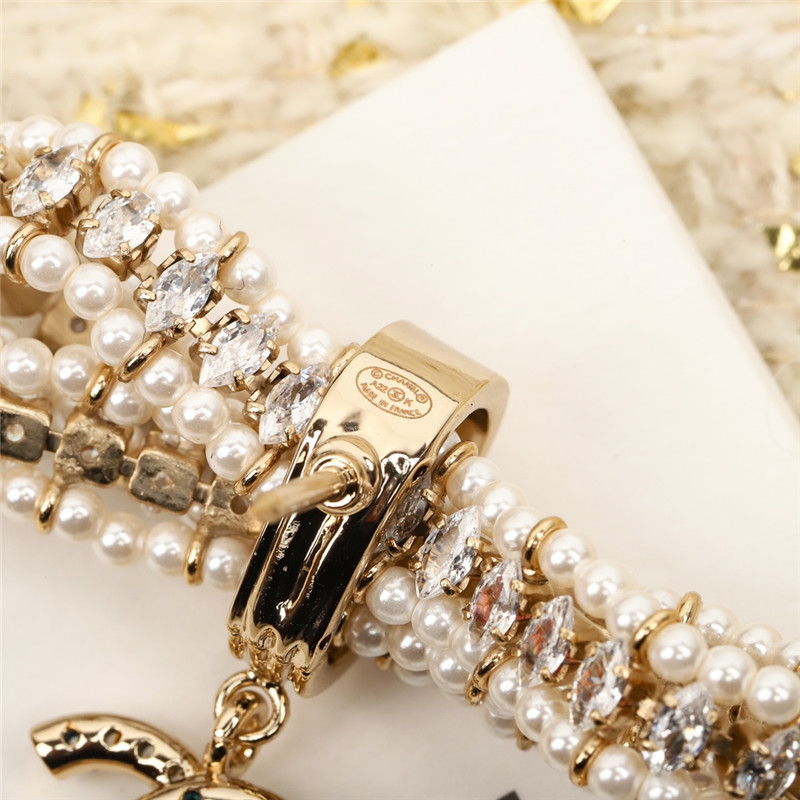 Ch**el bow brooch