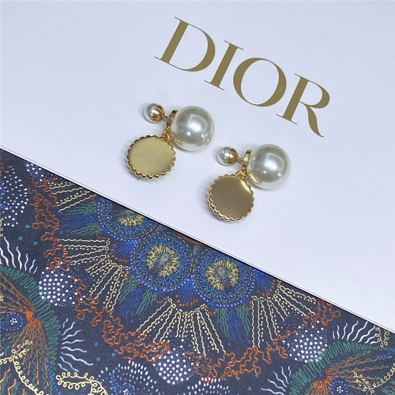 D10r r glass pearl earrings