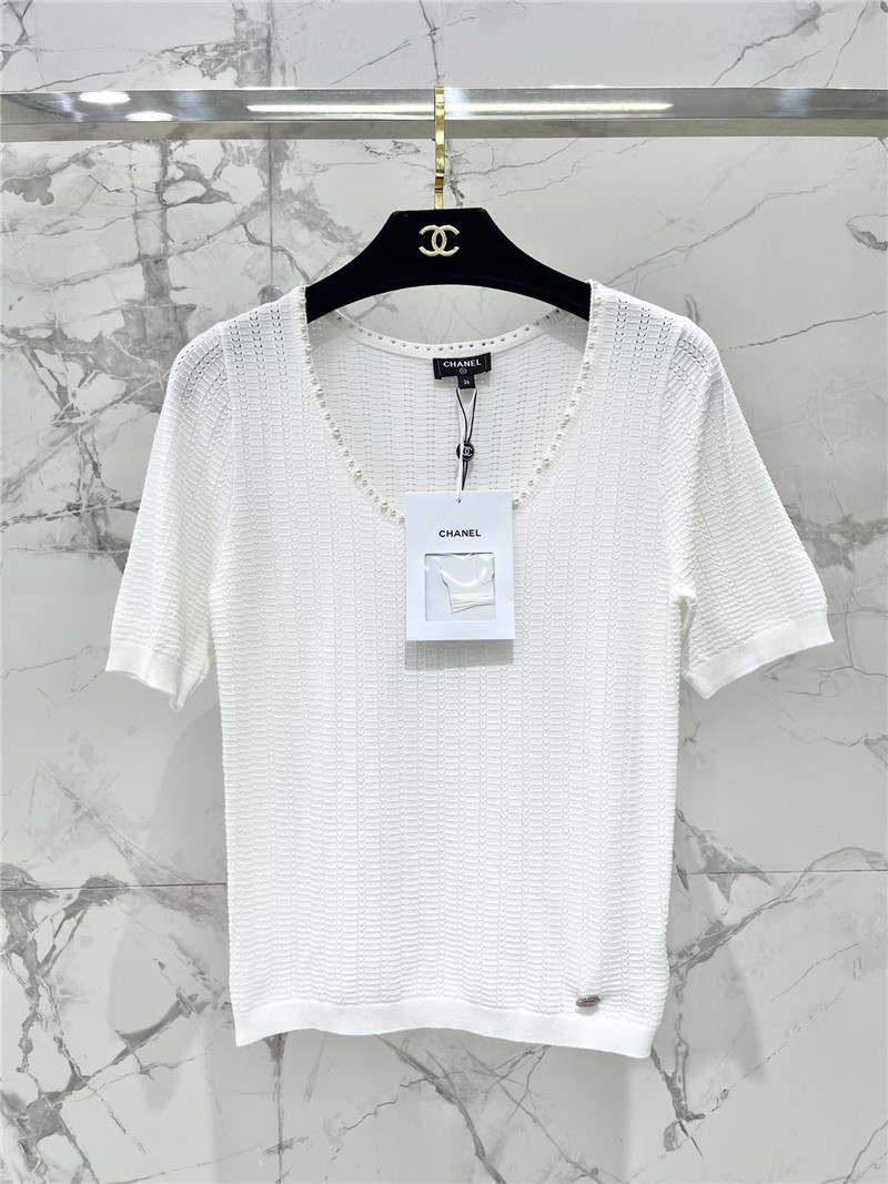 Ch**el u-neck short sleeve white tee