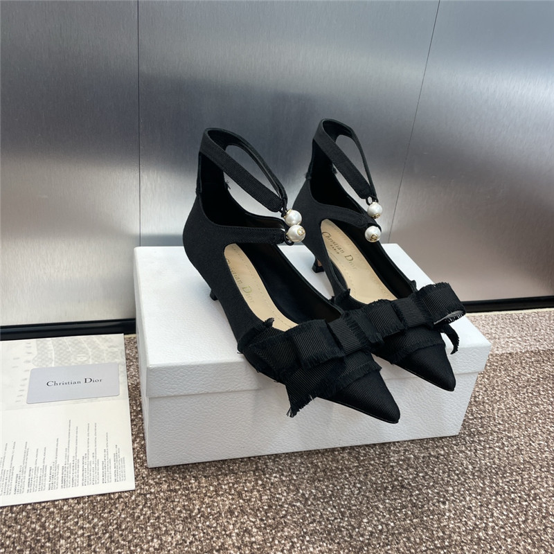 D10r aD10rable black fringed grosgrain pump