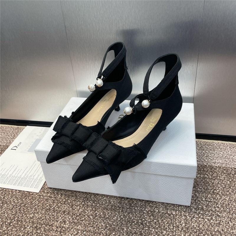 D10r aD10rable black fringed grosgrain pump