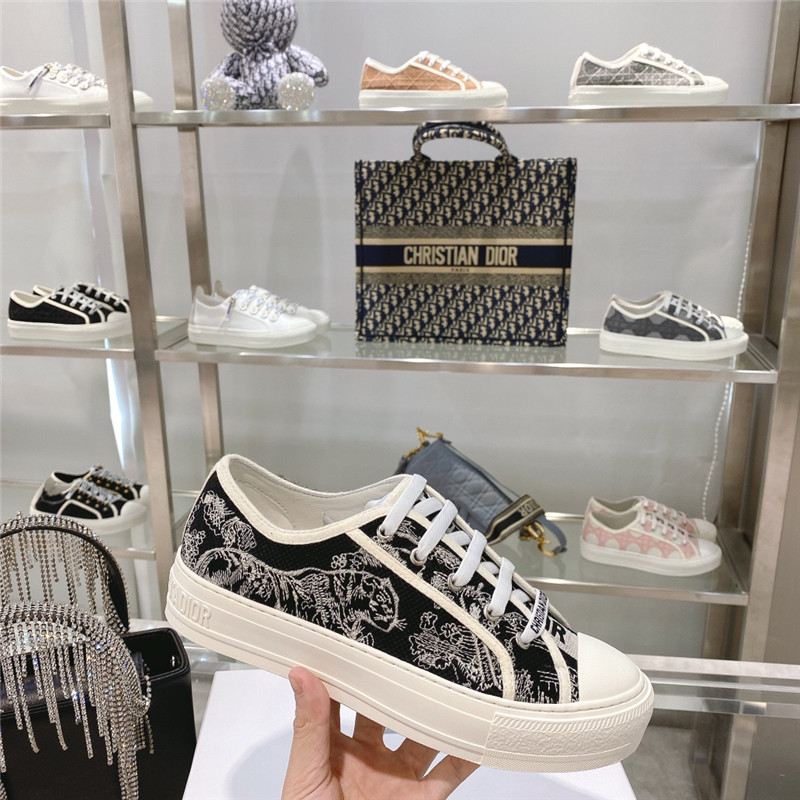 D10r embroidered walk’n sneakers