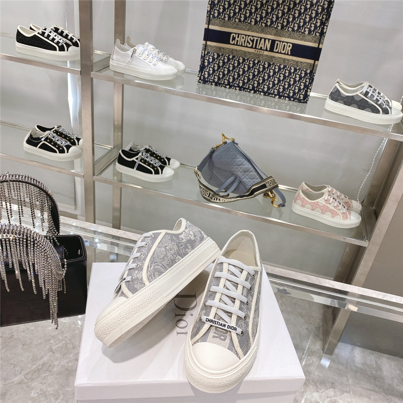 D10r embroidered walk’n sneakers gray