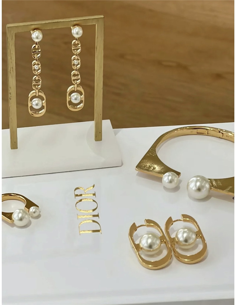 D10r u-shaped pearl tassel earrings