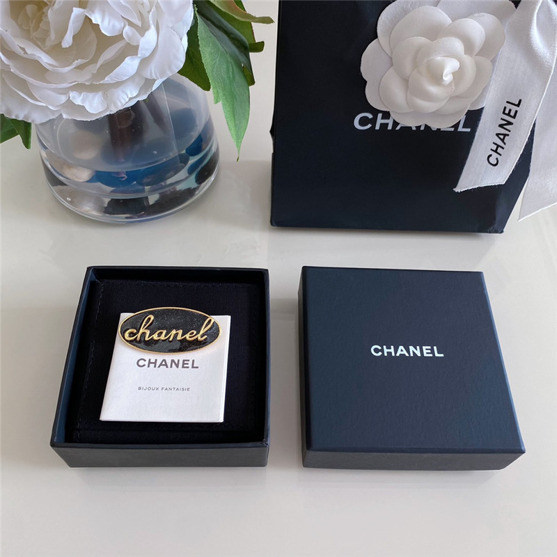 Ch**el english letter enamel brooch