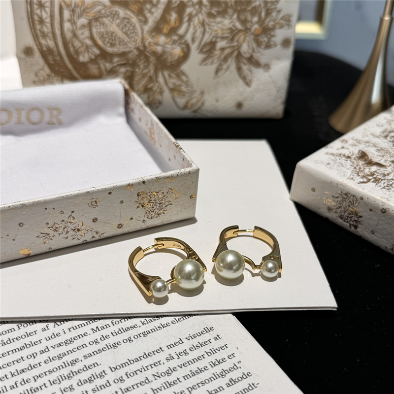 D10r pearl earrings