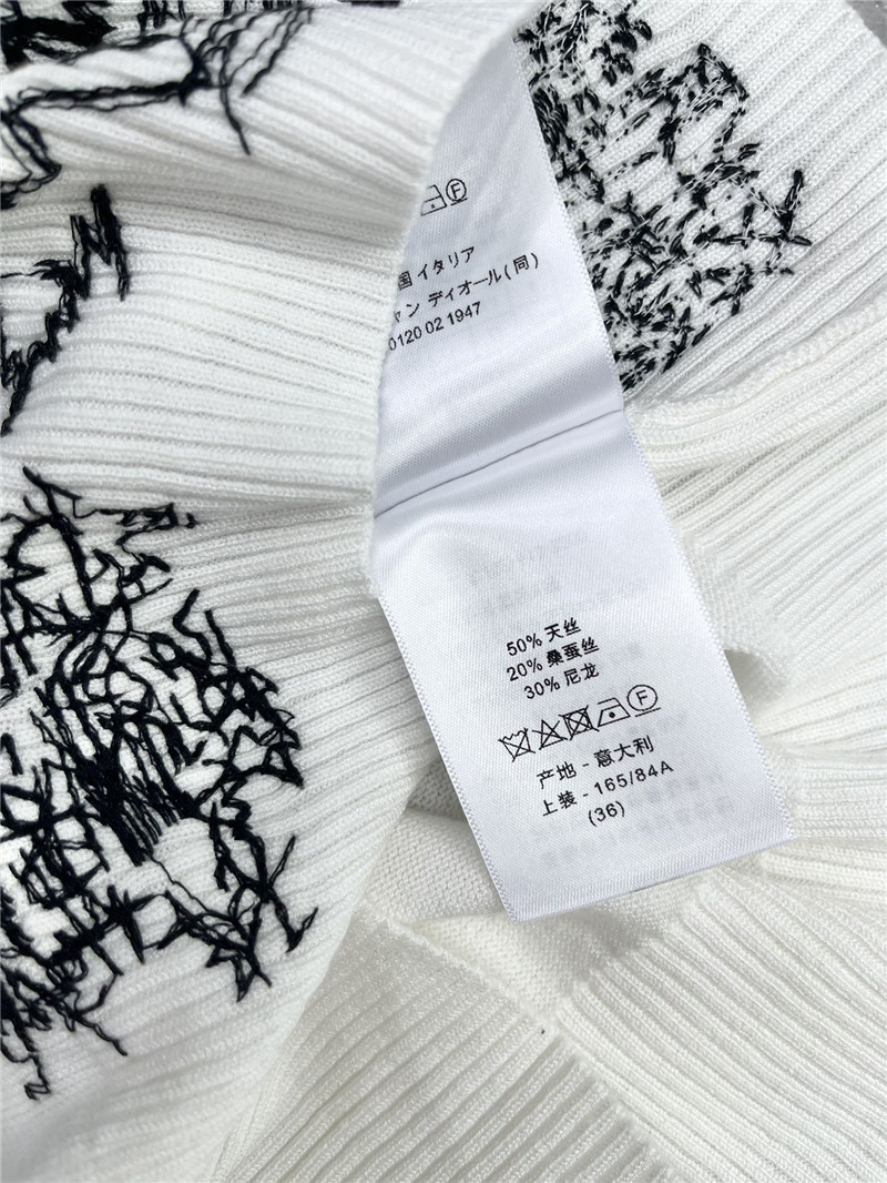 D10r embroidered painting knit t-shirt in white
