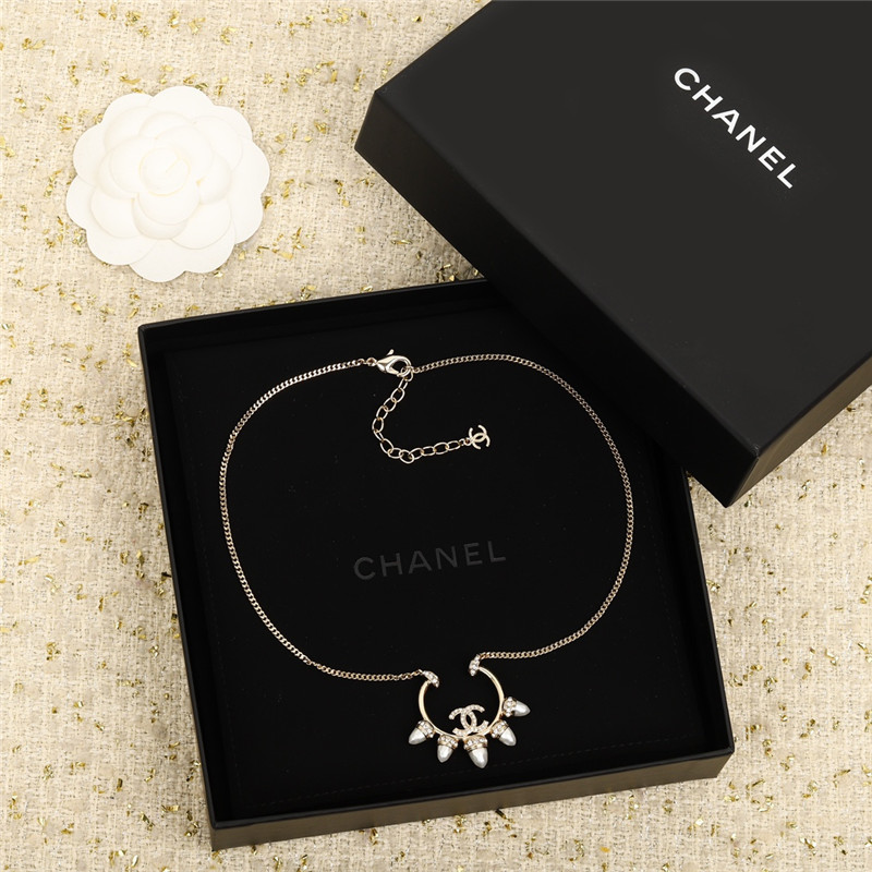 Ch**el rivet pearl necklace