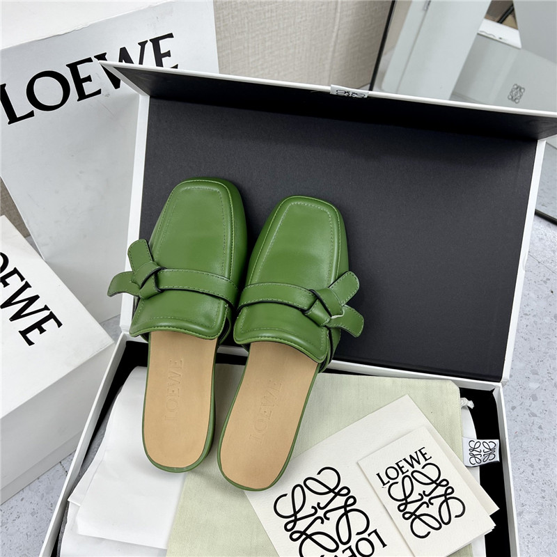 L0ew* gate flat mule in green