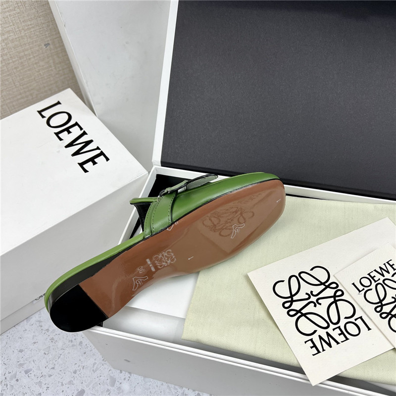 L0ew* gate flat mule in green