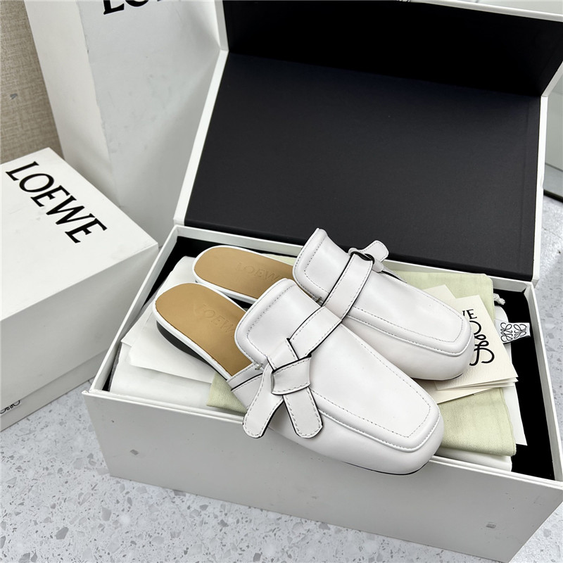 L0ew* gate flat mule in white