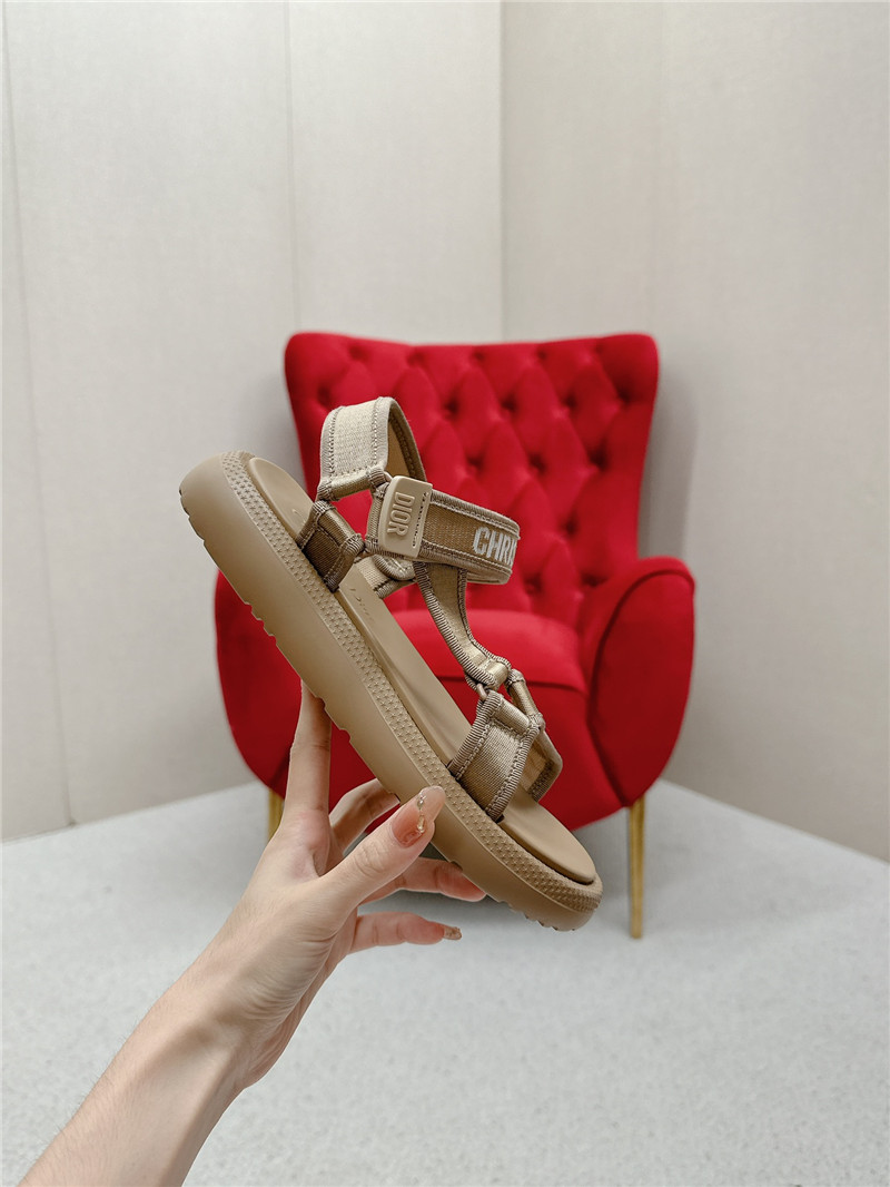 D10r women’s beige d-wave sandals