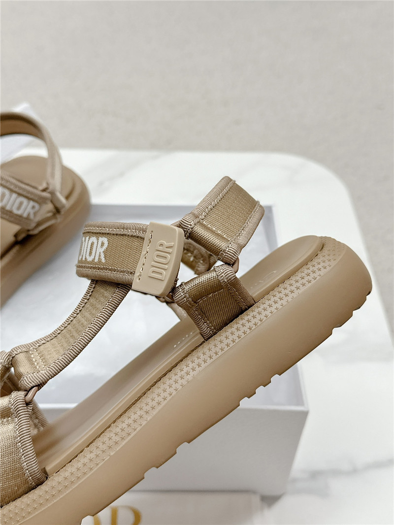 D10r women’s beige d-wave sandals