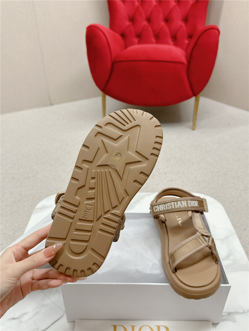 D10r women’s beige d-wave sandals