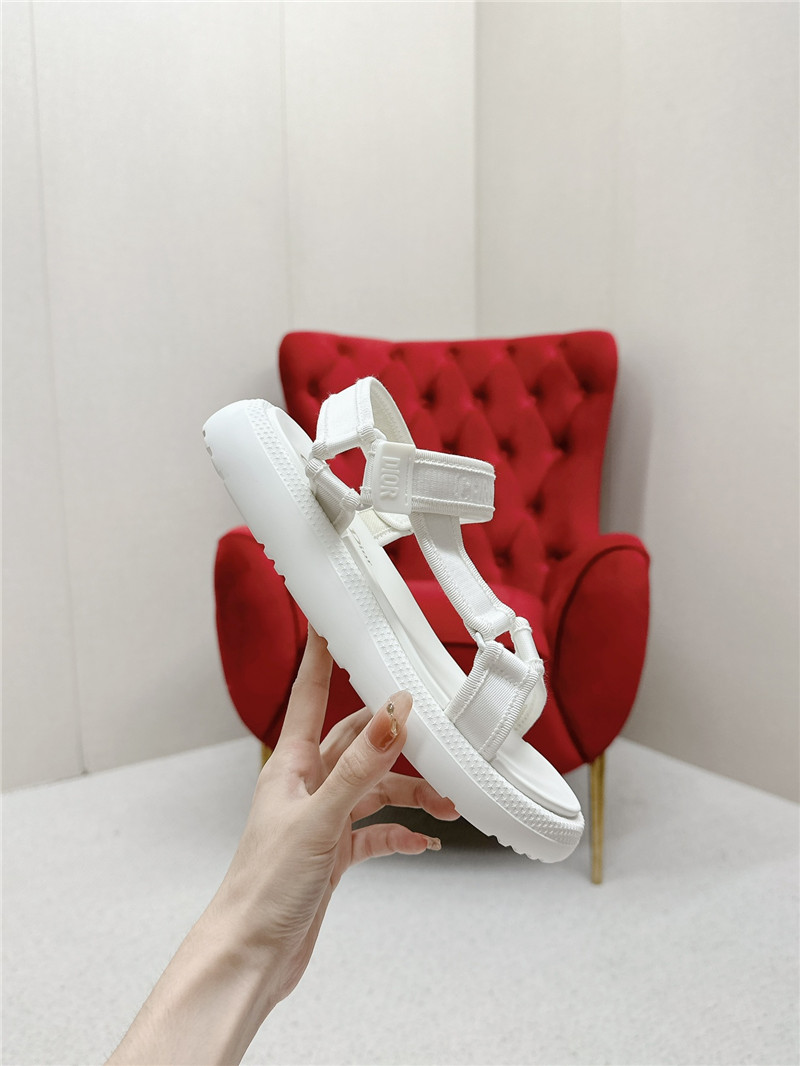 D10r women’s d-wave sandals white leather