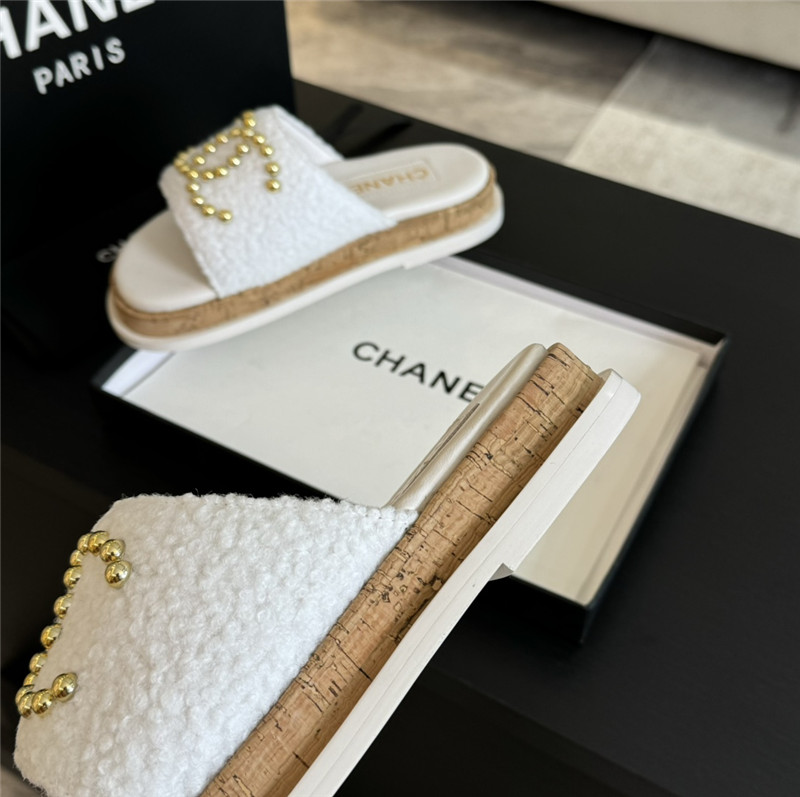 Ch**el logo platform pearl tweed slipper white
