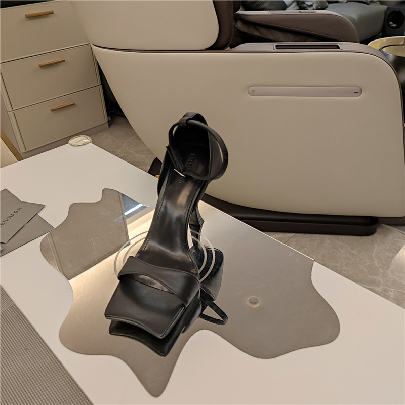 Ba1en*iaga hourglass 100 black leather sandals