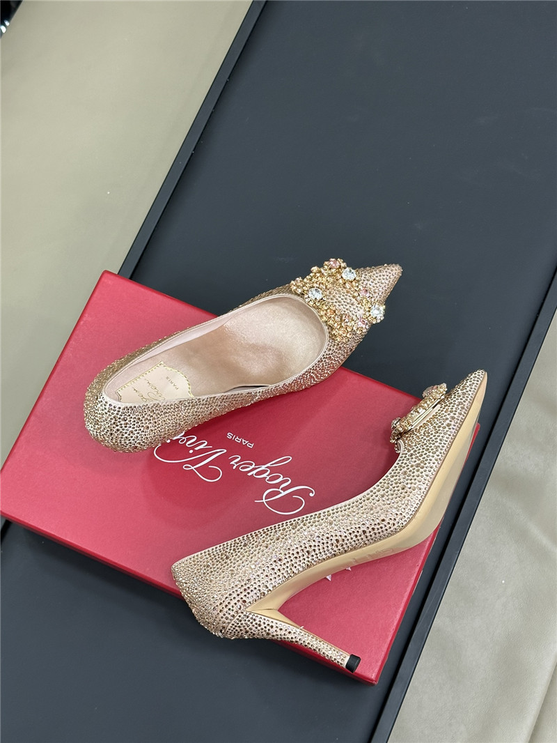 roger u1u1er beige flower d1am0nd buckle heels