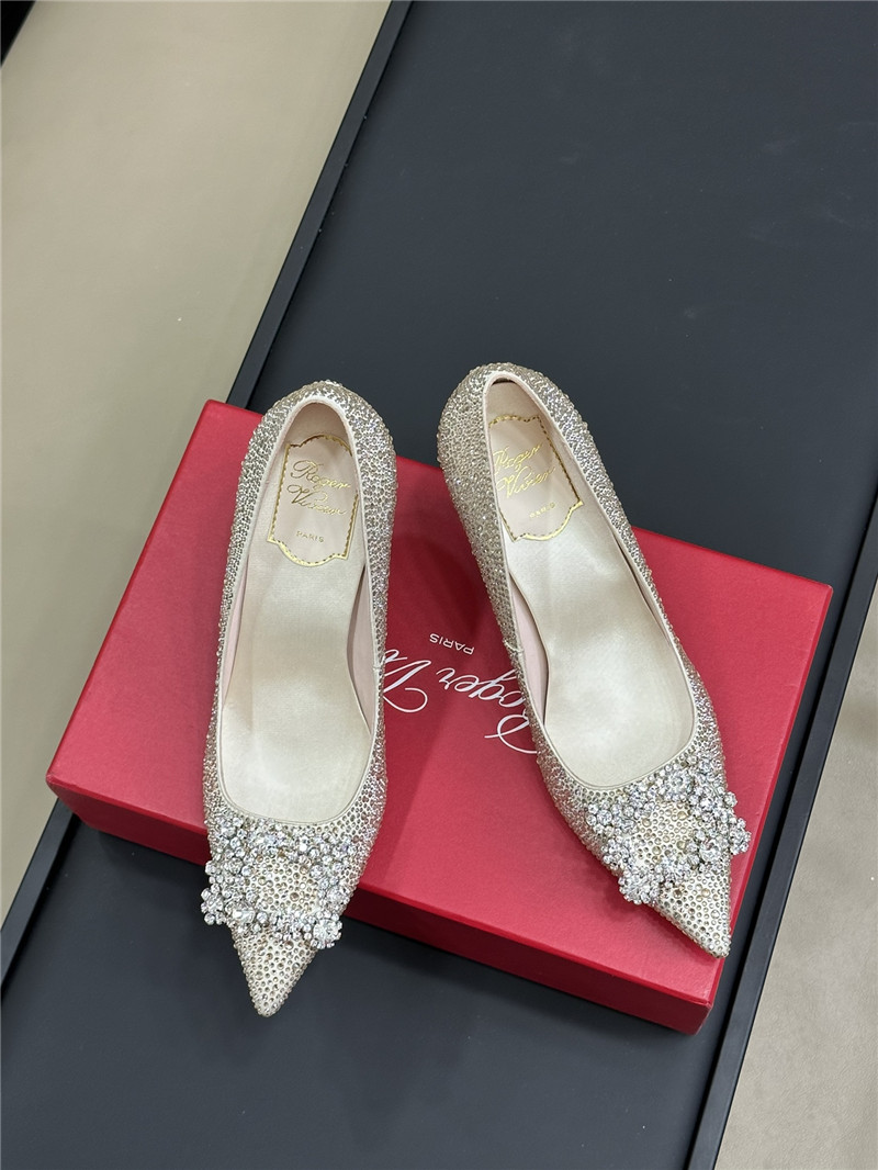 roger u1u1er flower d1am0nd buckle heels
