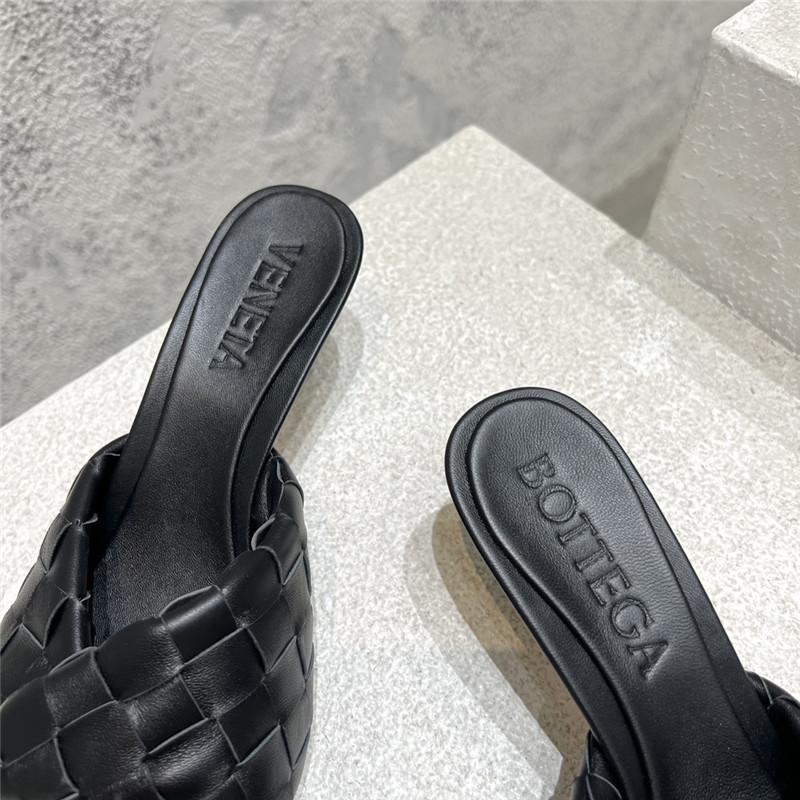 b0tt*ga Ven*ta blink twister intrecciato mules in black