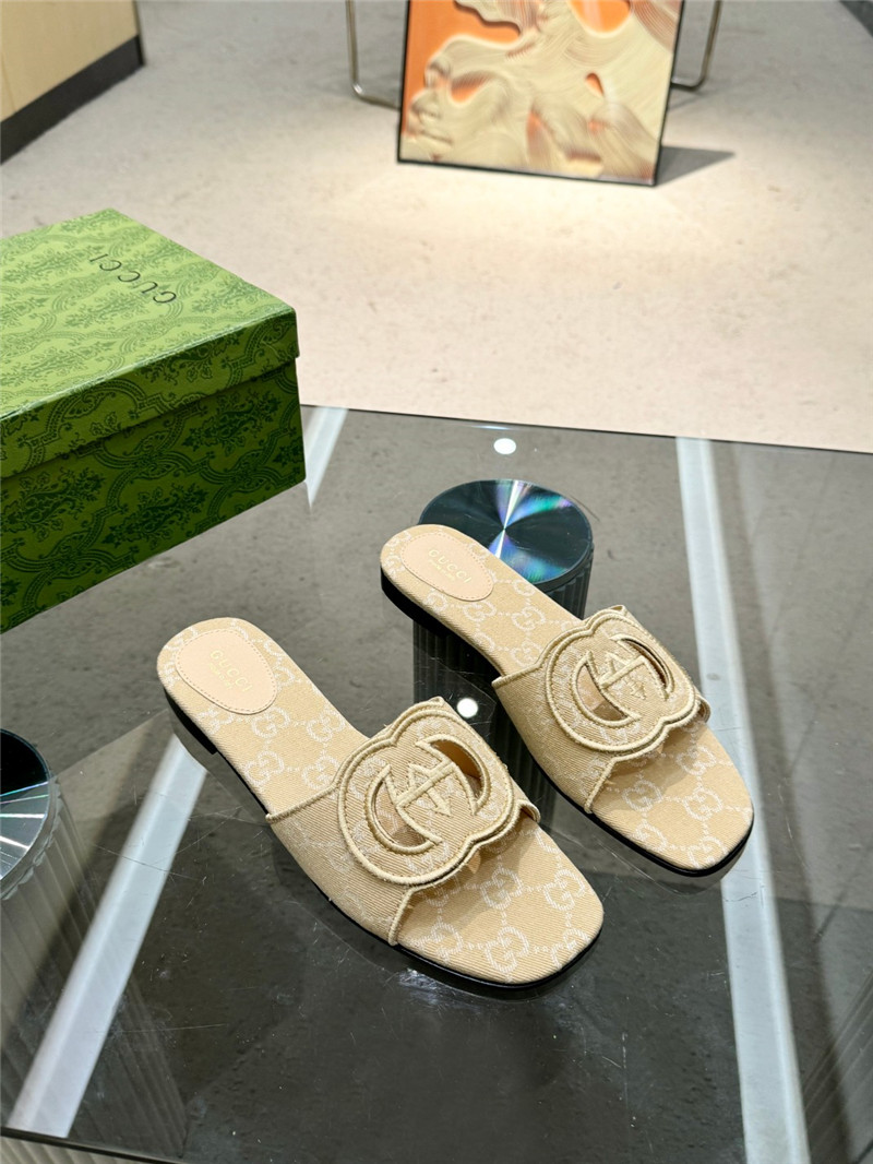 Gvc*1 interlocking g slide sandal in ivory gg canvas