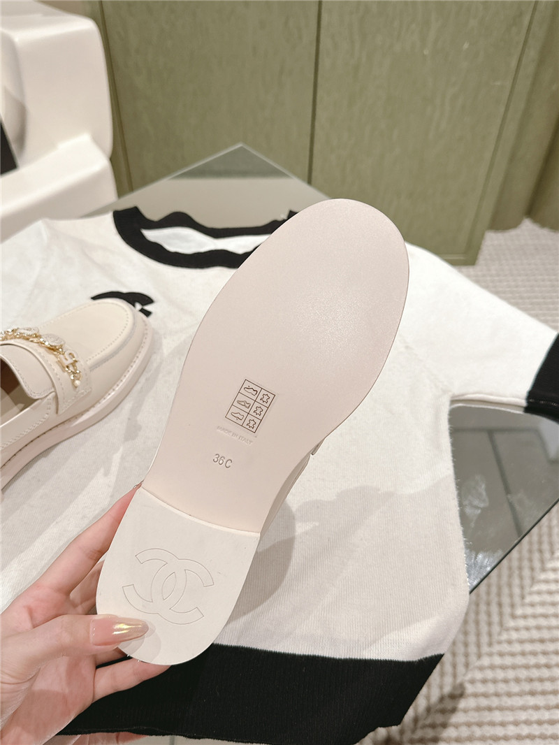 Ch**el heart chain loafers in ivory calfskin