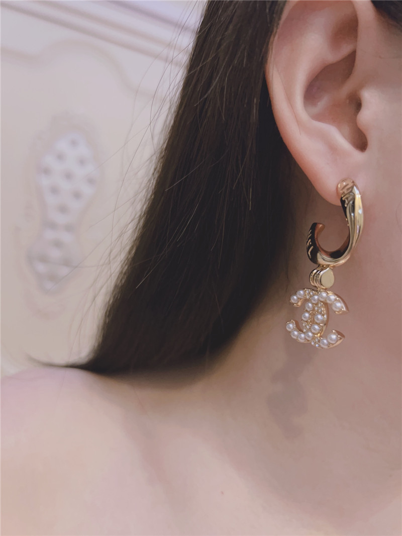 Ch**el hook hanging double c pearl earrings