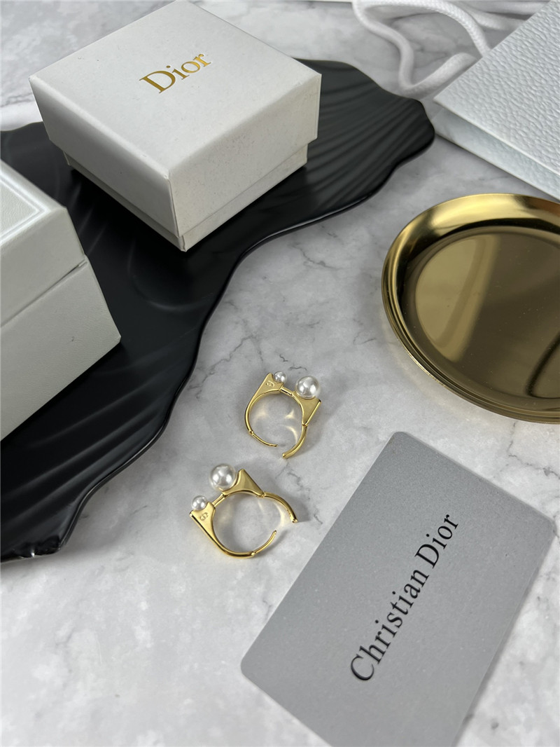 D10r pearl earrings