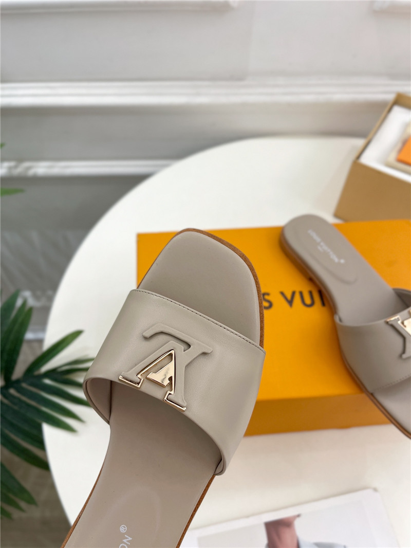 l0vis Vvtt0n lv capri flat mule pebble