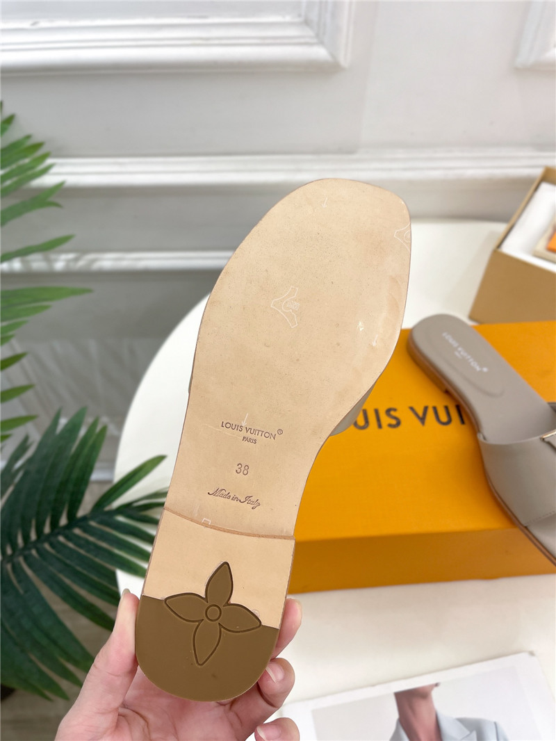 l0vis Vvtt0n lv capri flat mule pebble