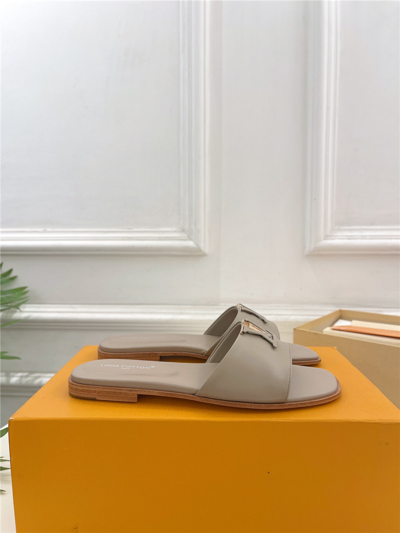 l0vis Vvtt0n lv capri flat mule pebble