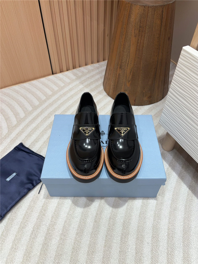 Pra*a black and beige chocolate patent leather loafers