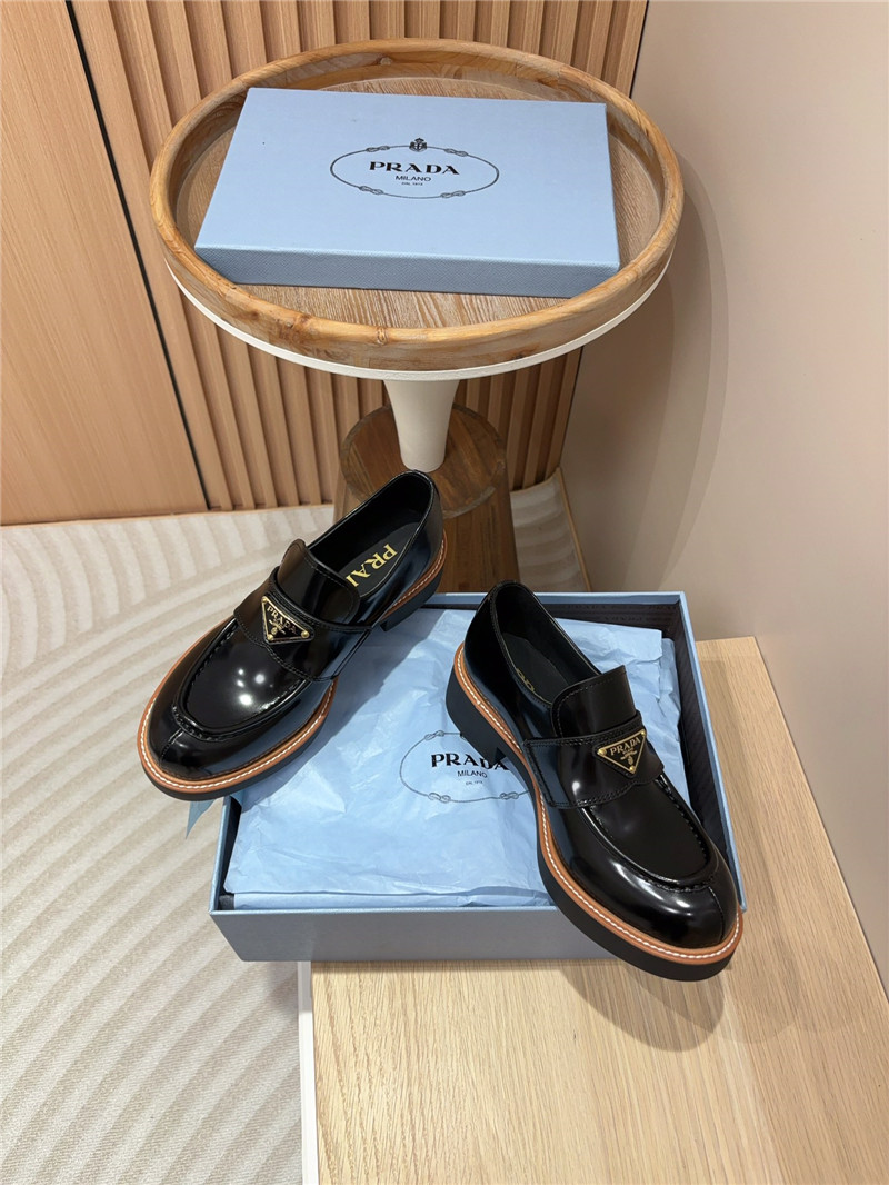 Pra*a black and beige chocolate patent leather loafers