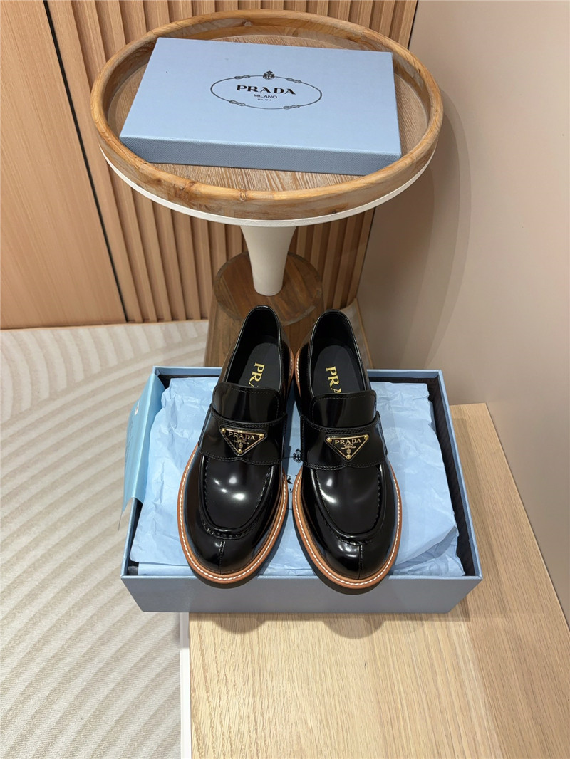 Pra*a black and beige chocolate patent leather loafers