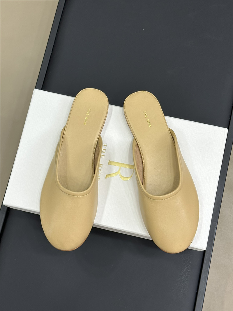The R0w canal slip on in  beige calfskin
