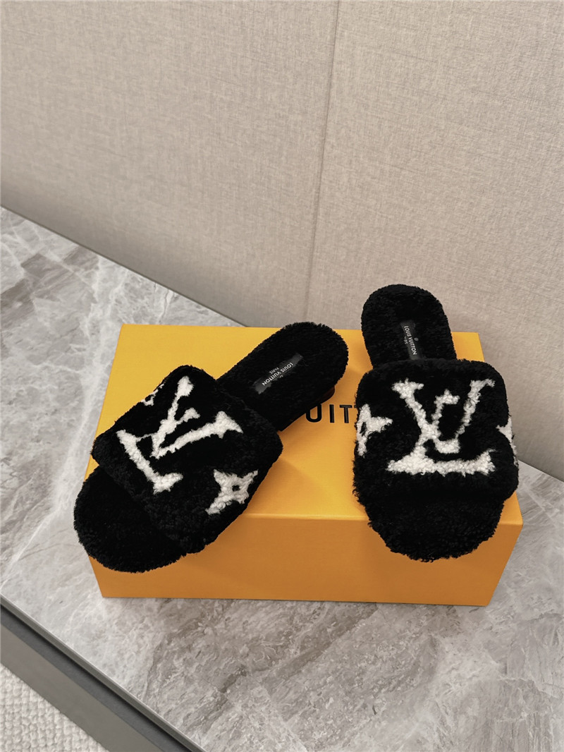 l0vis Vvtt0n paseo shearling comfort mule in black