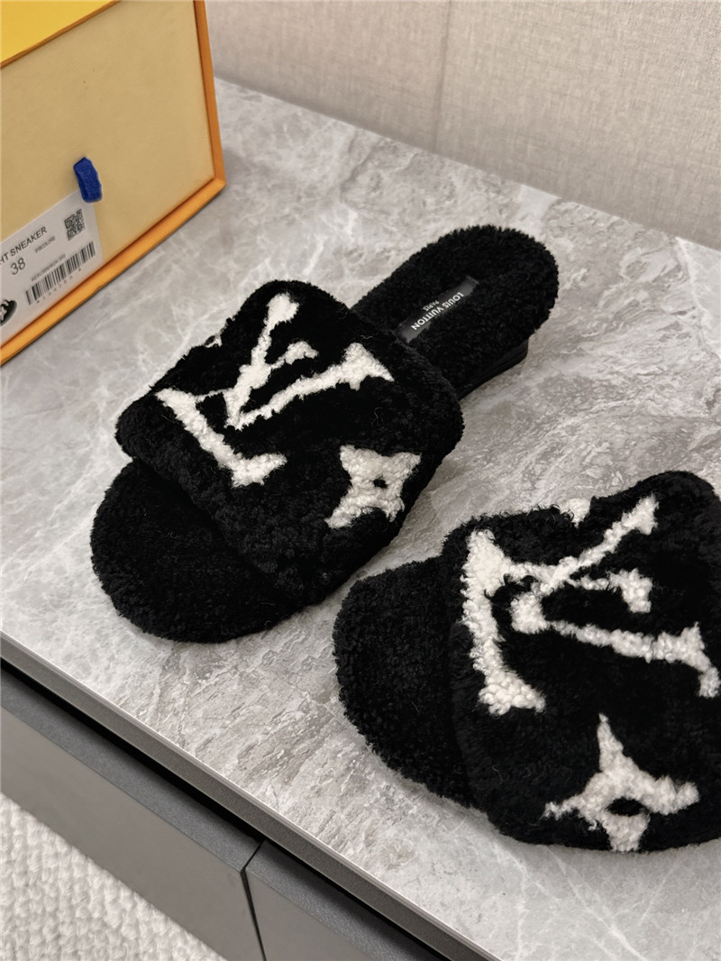 l0vis Vvtt0n paseo shearling comfort mule in black