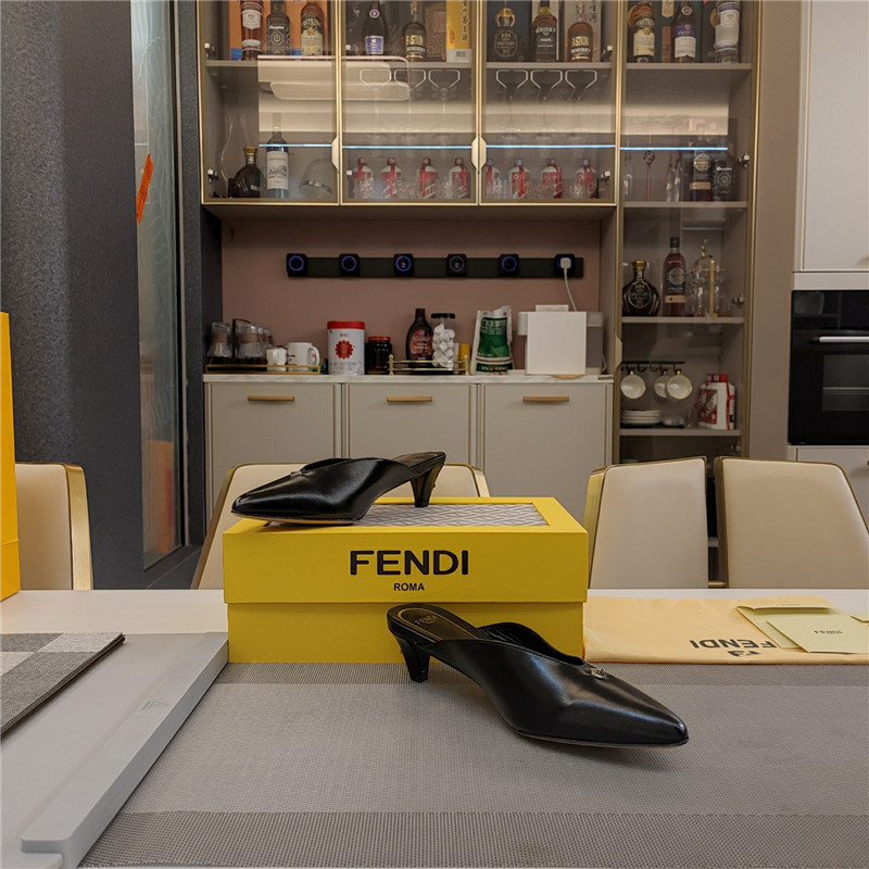 F**di ffold low-heeled mule pumps black leather