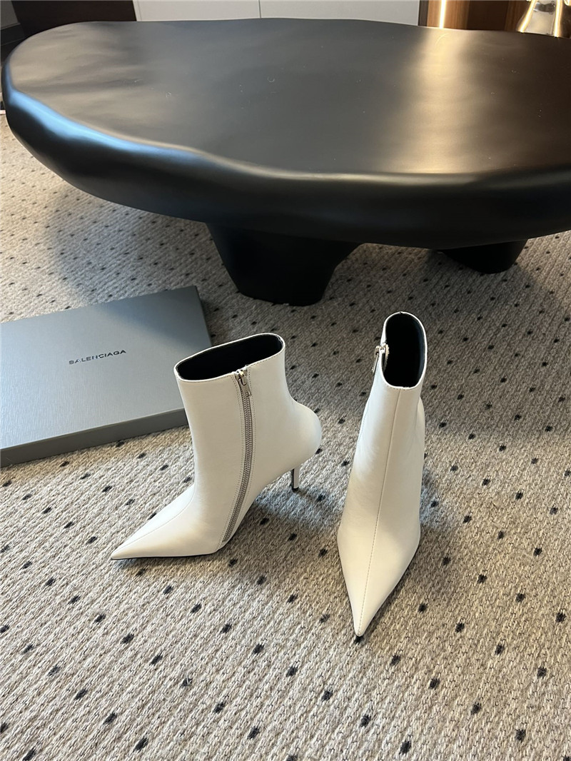 Ba1en*iaga witch heeled ankle boots in white