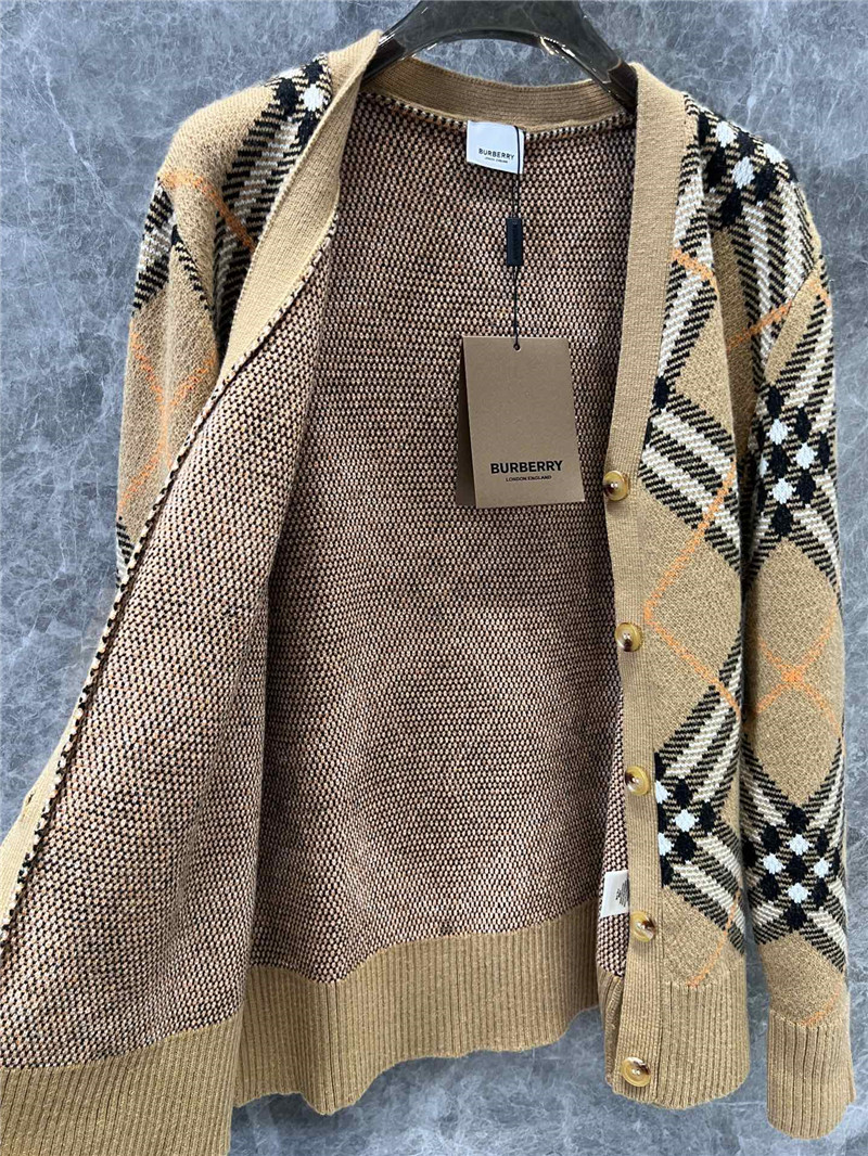 Bv*b*rry oblique check v-neck wool knitted cardigan replica clothes