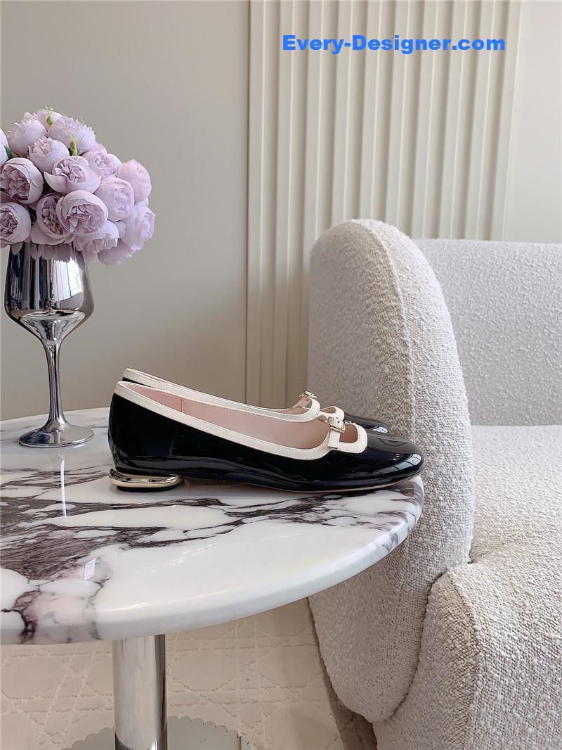 roger u1u1er viv’ podium ballerinas in patent black and white